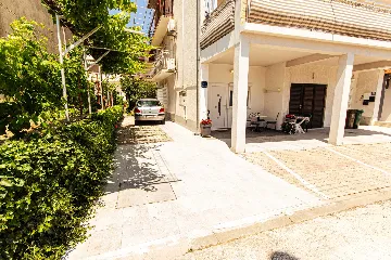 Stobreč Apartment for 4 with Private Garden & BBQ