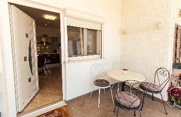 Stobreč Apartment for 4 with Private Garden & BBQ