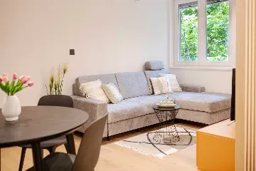 Split 1-Bedroom Apartment for 3 Guests