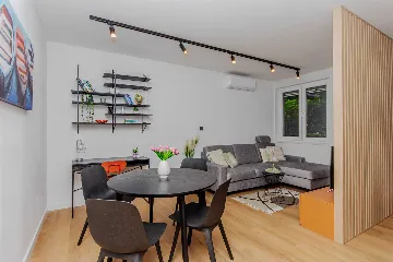 Split 1-Bedroom Apartment for 3 Guests