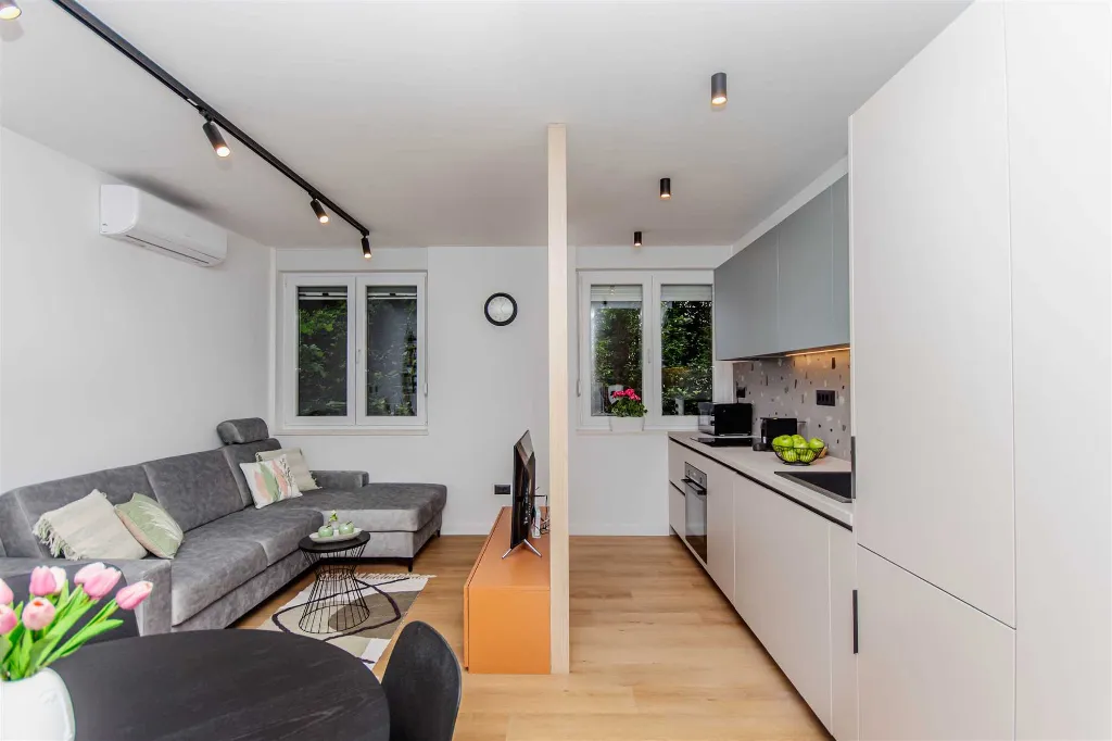 Split 1-Bedroom Apartment for 3 Guests