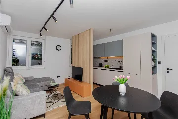 Split 1-Bedroom Apartment for 3 Guests