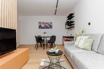 Split 1-Bedroom Apartment for 3 Guests