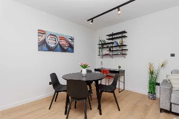 Split 1-Bedroom Apartment for 3 Guests