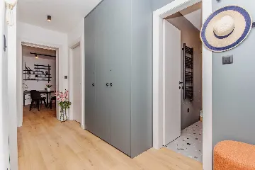 Split 1-Bedroom Apartment for 3 Guests