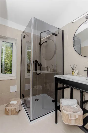 Modern Split Apartment for 4 with Wi‑Fi