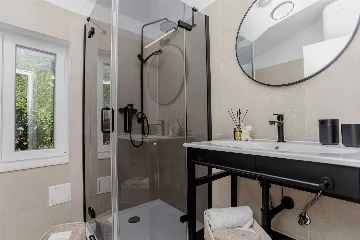 Modern Split Apartment for 4 with Wi‑Fi