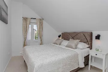 Modern Split Apartment for 4 with Wi‑Fi