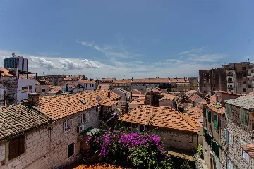 Modern Split Apartment for 4 with Wi‑Fi