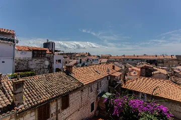 Modern Split Apartment for 4 with Wi‑Fi