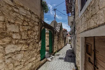 Modern Split Apartment for 4 with Wi‑Fi