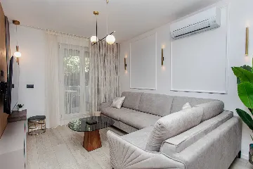 Split 2-Bedroom Apartment for Up to 5 Guests