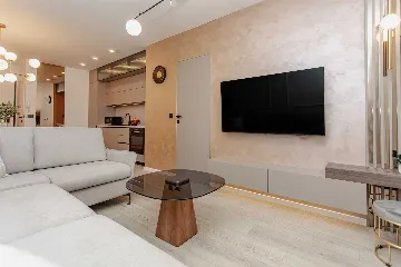 Split 2-Bedroom Apartment for Up to 5 Guests