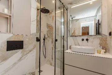 Split 2-Bedroom Apartment for Up to 5 Guests