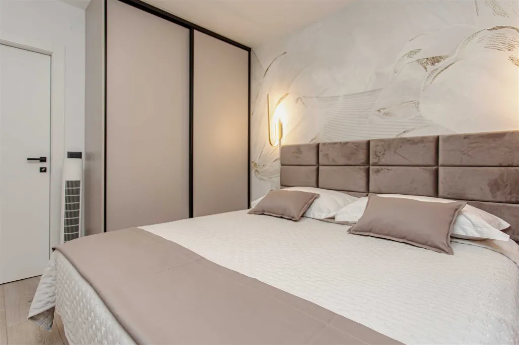 Split 2-Bedroom Apartment for Up to 5 Guests