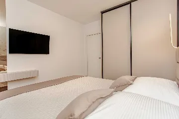 Split 2-Bedroom Apartment for Up to 5 Guests