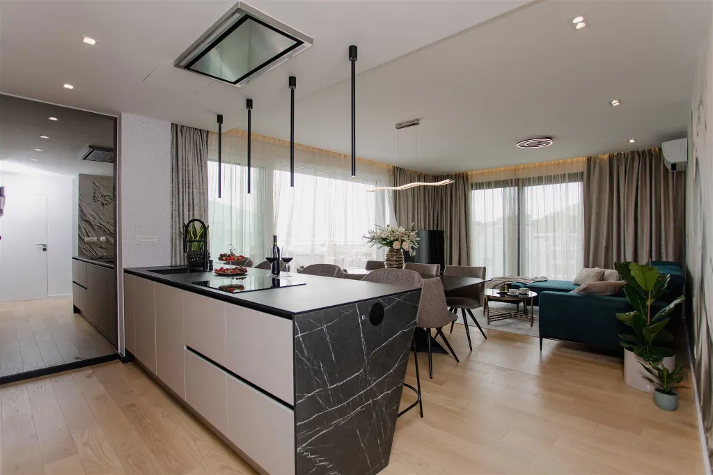 Split 2-Bedroom Sea-Front Apartment with Hot Tub