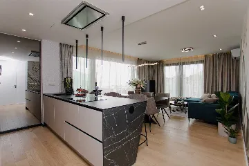 Split 2-Bedroom Sea-Front Apartment with Hot Tub