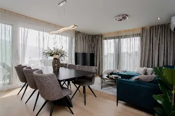 Split 2-Bedroom Sea-Front Apartment with Hot Tub