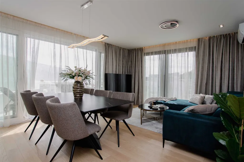 Split 2-Bedroom Sea-Front Apartment with Hot Tub