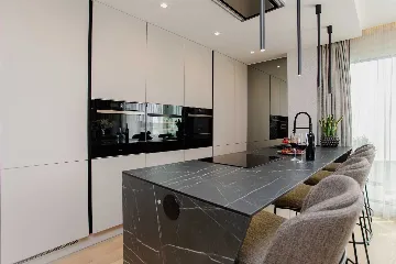 Split 2-Bedroom Sea-Front Apartment with Hot Tub