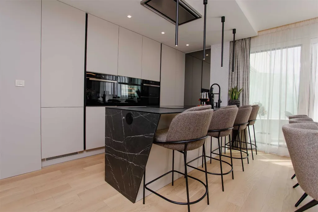 Split 2-Bedroom Sea-Front Apartment with Hot Tub