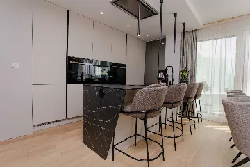 Split 2-Bedroom Sea-Front Apartment with Hot Tub