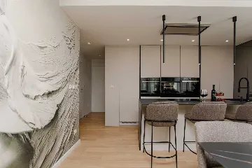 Split 2-Bedroom Sea-Front Apartment with Hot Tub