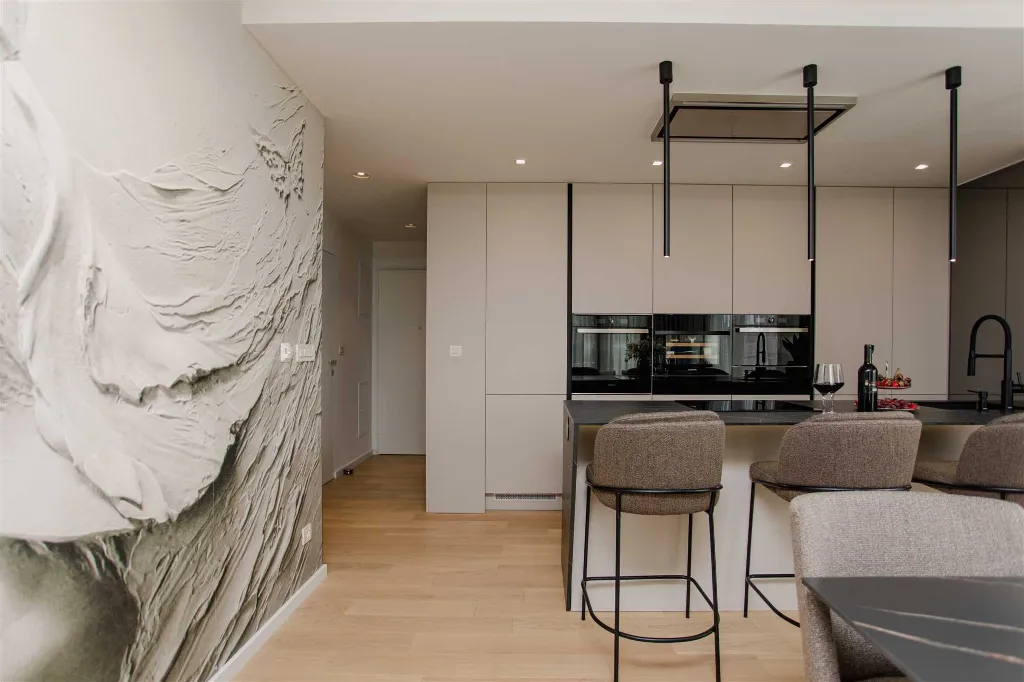 Split 2-Bedroom Sea-Front Apartment with Hot Tub