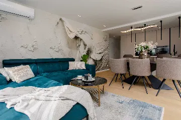 Split 2-Bedroom Sea-Front Apartment with Hot Tub