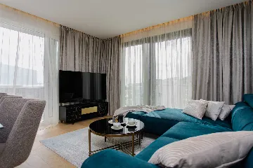 Split 2-Bedroom Sea-Front Apartment with Hot Tub