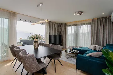 Split 2-Bedroom Sea-Front Apartment with Hot Tub