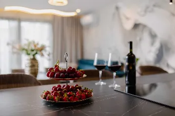 Split 2-Bedroom Sea-Front Apartment with Hot Tub