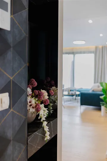 Split 2-Bedroom Sea-Front Apartment with Hot Tub