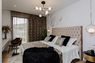 Split 2-Bedroom Sea-Front Apartment with Hot Tub