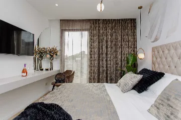 Split 2-Bedroom Sea-Front Apartment with Hot Tub