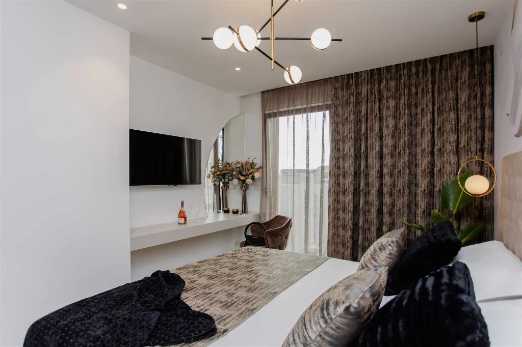 Split 2-Bedroom Sea-Front Apartment with Hot Tub