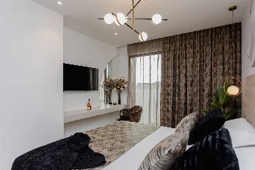 Split 2-Bedroom Sea-Front Apartment with Hot Tub