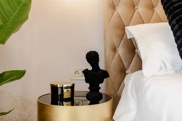 Split 2-Bedroom Sea-Front Apartment with Hot Tub