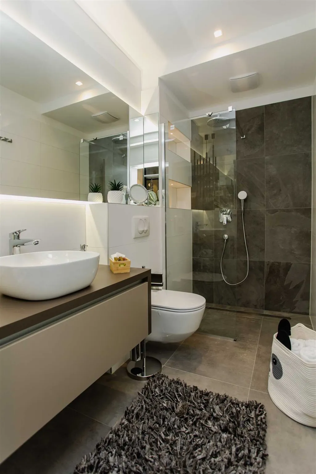 Split 2-Bedroom Sea-Front Apartment with Hot Tub
