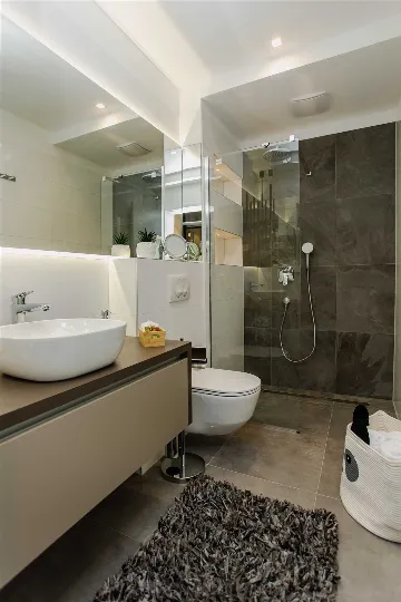 Split 2-Bedroom Sea-Front Apartment with Hot Tub