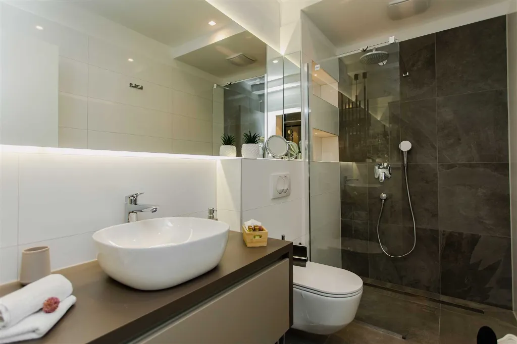 Split 2-Bedroom Sea-Front Apartment with Hot Tub