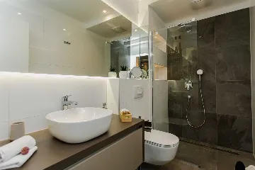 Split 2-Bedroom Sea-Front Apartment with Hot Tub