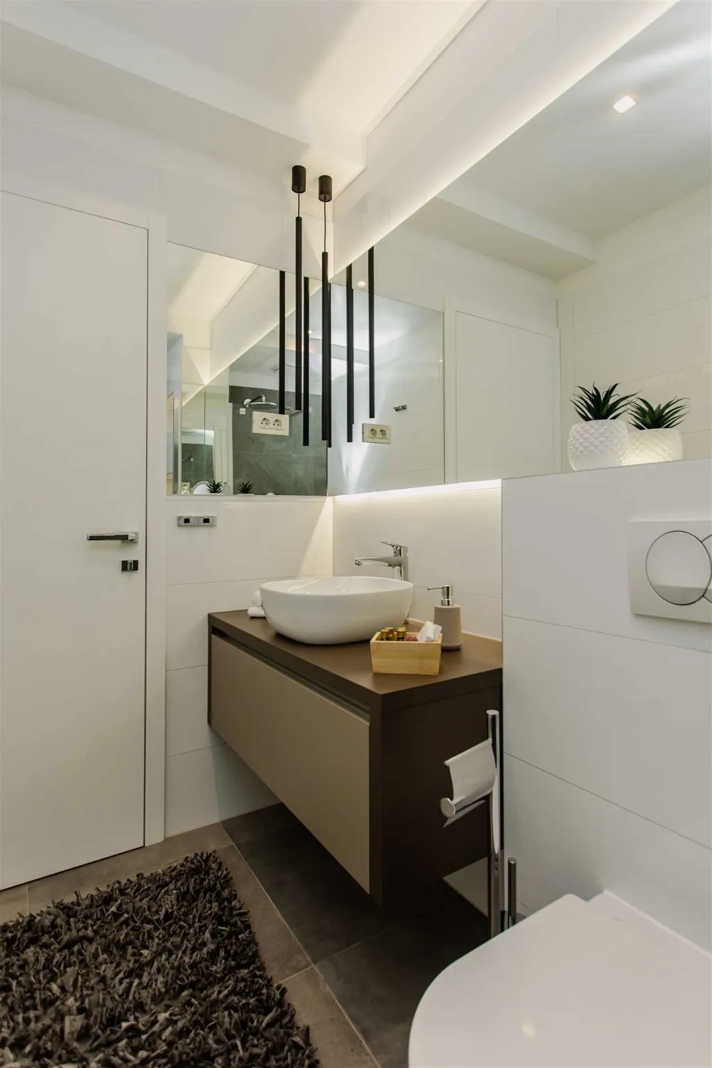 Split 2-Bedroom Sea-Front Apartment with Hot Tub