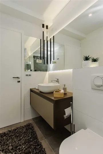 Split 2-Bedroom Sea-Front Apartment with Hot Tub