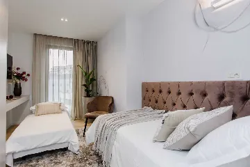 Split 2-Bedroom Sea-Front Apartment with Hot Tub