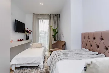 Split 2-Bedroom Sea-Front Apartment with Hot Tub