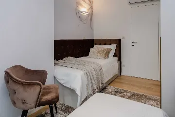 Split 2-Bedroom Sea-Front Apartment with Hot Tub