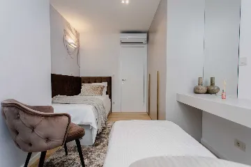 Split 2-Bedroom Sea-Front Apartment with Hot Tub