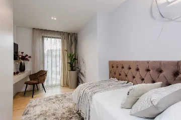 Split 2-Bedroom Sea-Front Apartment with Hot Tub